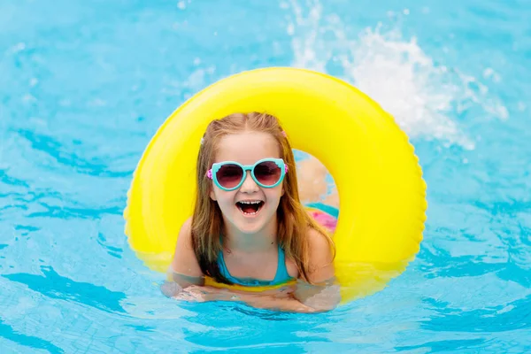 Niño Piscina Flotando Anillo Juguete Los Niños Nadan Colorido Flotador —  Fotos de Stock