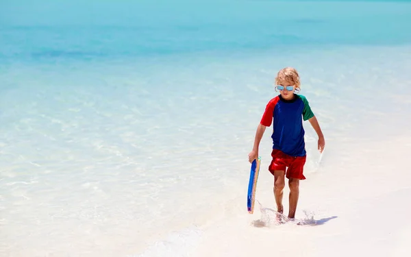 Bambino Che Surf Sulla Spiaggia Tropicale Vacanze Estive Famiglia Asia — Foto Stock