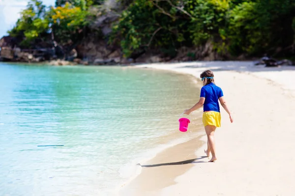 Kinderen Rennen Spelen Het Tropische Strand Kinderen Zwemmen Springen Zee — Stockfoto