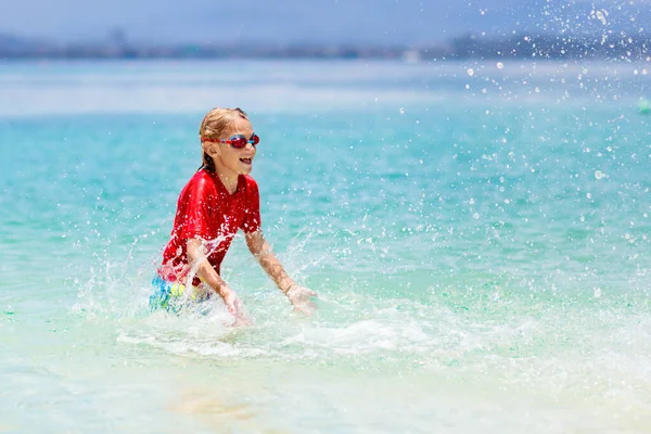 Děti Hrají Tropické Pláži Zábava Vodou Malý Chlapec Cáká Mořských — Stock fotografie