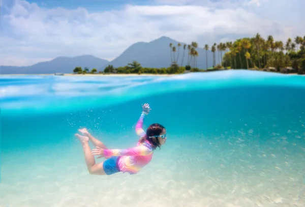 Dětské Šnorchlování Děti Plavou Pod Vodou Pláž Moře Letní Dovolená — Stock fotografie