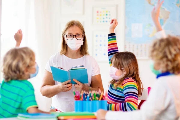 Lehrer Unterricht Schulkind Mit Mundschutz Bei Coronavirus Und Grippeausbruch Junge — Stockfoto