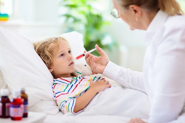 Ziek Jongetje Met Medicijnen Moeder Die Koorts Van Ziek Kind — Stockfoto