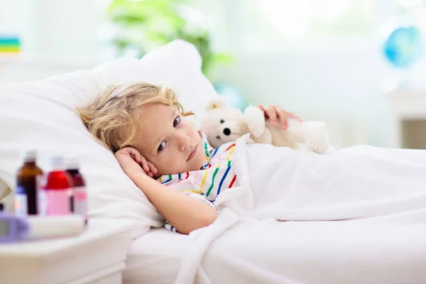 Kranker Kleiner Junge Mit Asthma Medizin Krankes Kind Liegt Bett — Stockfoto