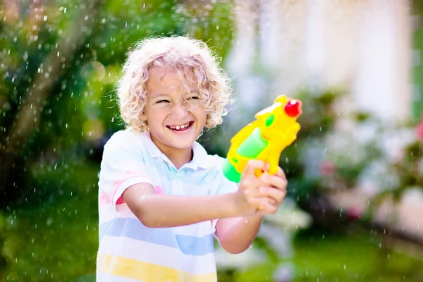 Kinderen Spelen Met Waterpistoolspeelgoed Tuin Zomervakantie Kleine Jongen Die Met — Stockfoto