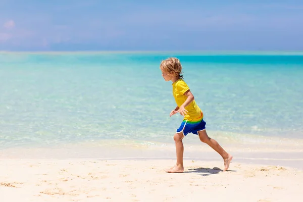 Дети Играют Тропическом Пляже Дети Плавают Играют Море Летних Семейных — стоковое фото