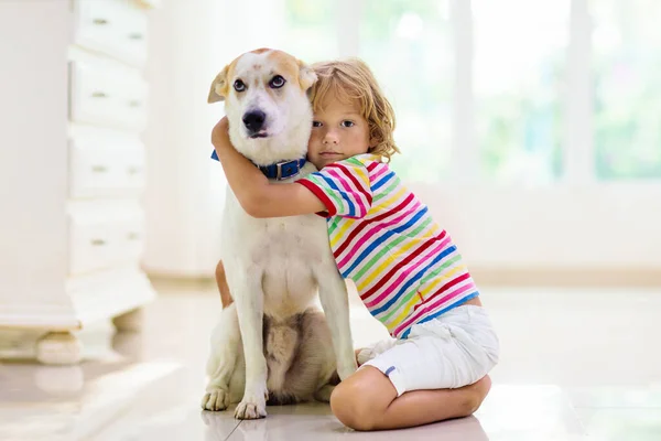 Bambino Che Gioca Con Cagnolino Bambini Giocano Con Cucciolo Ragazzino — Foto Stock