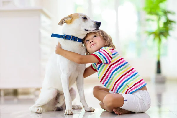 Çocuk Yavru Köpekle Oynuyor Çocuklar Köpek Yavrusuyla Oynar Küçük Çocuk — Stok fotoğraf