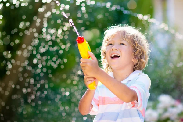 Los Niños Juegan Con Juguete Pistola Agua Jardín Diversión Verano — Foto de Stock