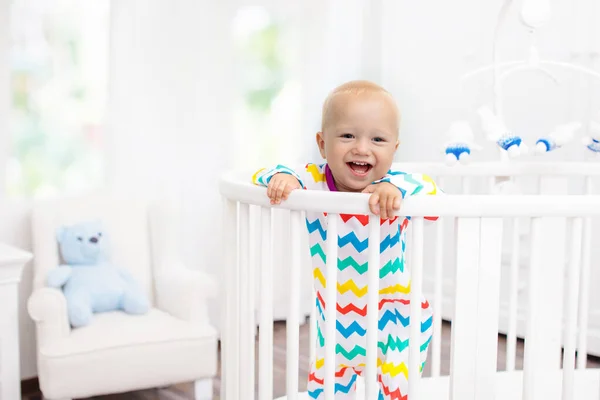 Niedliches Lachendes Baby Das Nach Dem Mittagsschlaf Bett Steht Kinderzimmer — Stockfoto