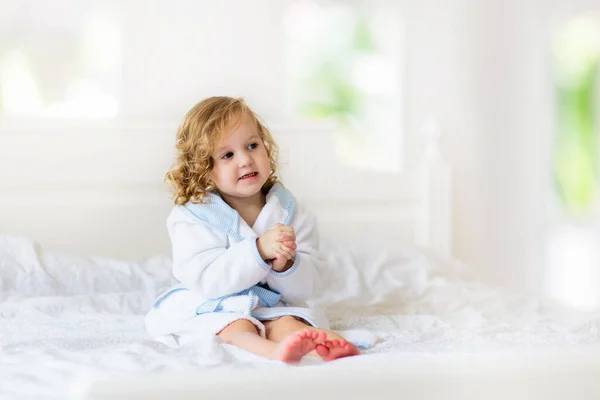 Baby Mädchen Handtuch Nach Dem Bad Kleinkindbetreuung Kleines Kind Nach — Stockfoto