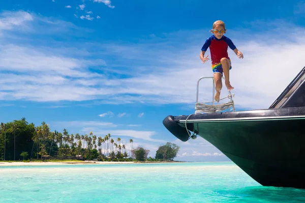 Barn Hoppar Havet Båtsemester Med Barn Exotiska Tropiska Med Kristallklart — Stockfoto