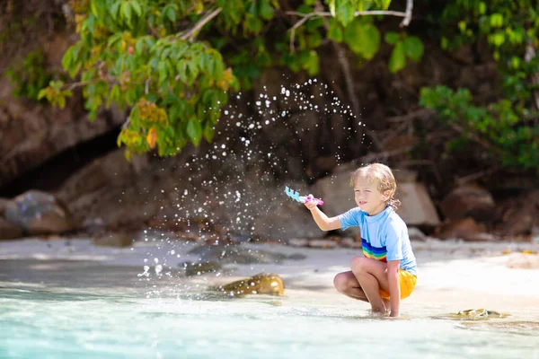 Niños Jugando Playa Tropical Agua Salpicada Diversión Niño Salpicando Olas — Foto de Stock