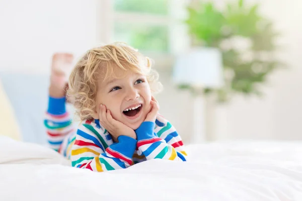 Niño Jugando Cama Dormitorio Blanco Soleado Con Ventana Habitación Para —  Fotos de Stock