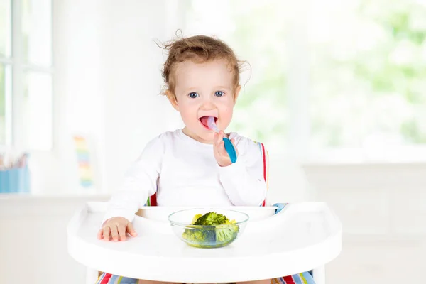 Bebé Comiendo Verduras Cocina Blanca Niño Sentado Una Trona Blanca —  Fotos de Stock