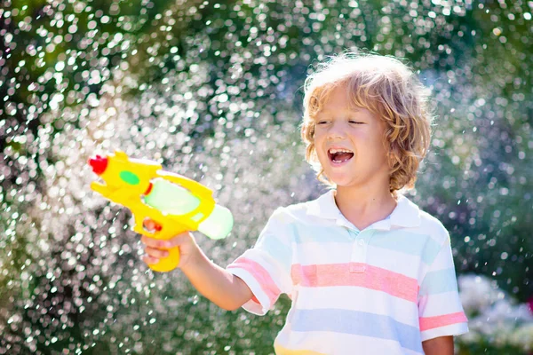 Los Niños Juegan Con Juguete Pistola Agua Jardín Diversión Verano — Foto de Stock