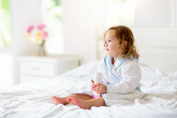 Bambina Asciugamano Dopo Bagno Cura Dei Bambini Bambino Piccolo Avvolto — Foto Stock