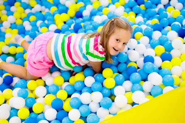 Bambino Che Gioca Nella Vasca Delle Palline Giocattoli Colorati Bambini — Foto Stock