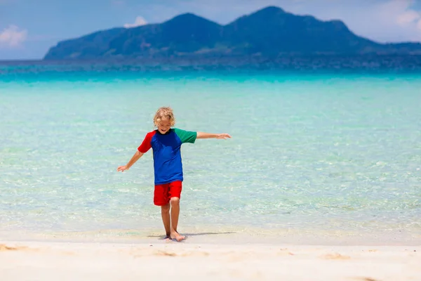 孩子们在热带海滩玩耍 孩子们在暑假时在海上游泳和玩耍 沙子和水的乐趣 防晒幼儿 小男孩和小女孩在海滨跑来跑去 — 图库照片