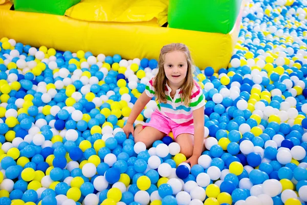 Kind Aan Het Spelen Ballenbak Kleurrijk Speelgoed Voor Kinderen Kleuterschool — Stockfoto