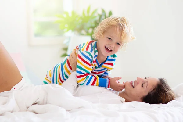 Madre Hijo Jugando Cama Mañana Soleada Mamá Bebé Relajan Dormitorio — Foto de Stock