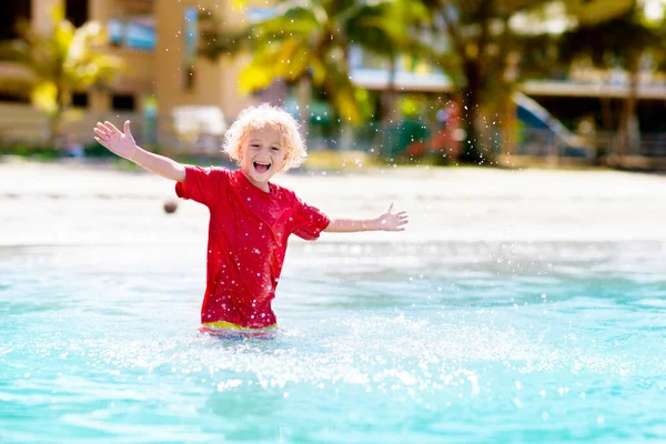 Enfants Jouant Sur Plage Tropicale Les Enfants Nagent Jouent Mer — Photo