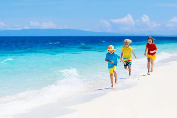 Crianças Brincando Praia Tropical Crianças Nadam Brincam Mar Nas Férias — Fotografia de Stock