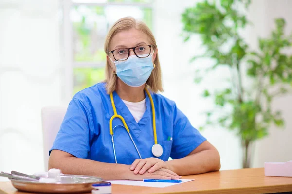 Médecin Infirmière Avec Stéthoscope Masque Facial Spécialiste Médical Pendant Épidémie — Photo
