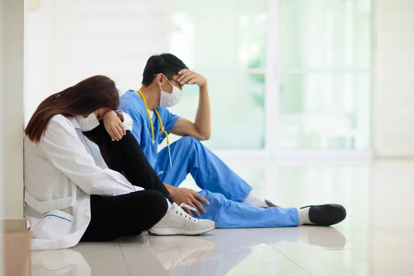 Médico Asiático Exausto Cansado Enfermeiro Surto Vírus Ásia Pandemia Coronavírus — Fotografia de Stock