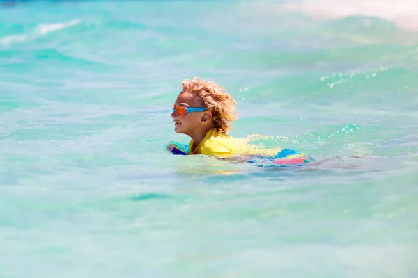 Kinder Surfen Tropischen Strand Sommerurlaub Für Familien Asien Kinder Schwimmen — Stockfoto