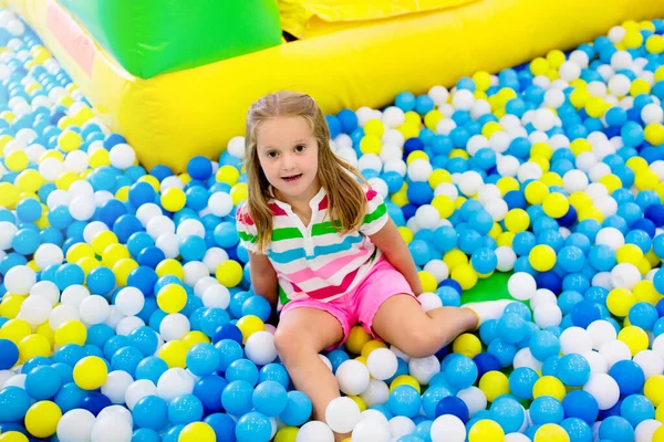 Kind Aan Het Spelen Ballenbak Kleurrijk Speelgoed Voor Kinderen Kleuterschool — Stockfoto