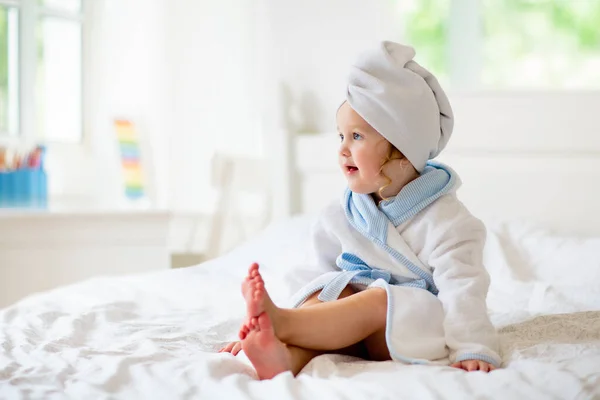 Baby Mädchen Handtuch Nach Dem Bad Kleinkindbetreuung Kleines Kind Nach — Stockfoto