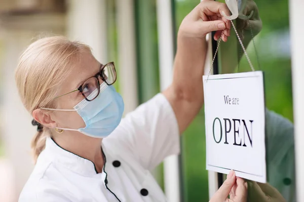 Apertura Del Caffè Dopo Isolamento Aperto Segno Sulla Porta Ingresso — Foto Stock