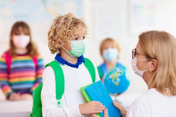 Leraar Klas Schoolkind Met Gezichtsmasker Tijdens Corona Virus Griep Uitbraak — Stockfoto