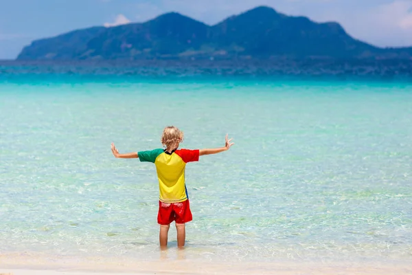 Дети Играют Тропическом Пляже Дети Плавают Играют Море Летних Семейных — стоковое фото