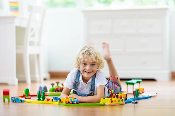 Bambini Giocano Con Ferrovia Legno Bambino Con Trenino Giocattolo Giocattoli — Foto Stock