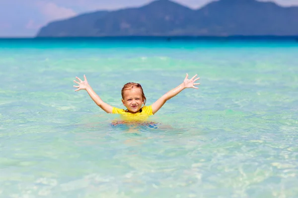 Dzieci Bawią Się Tropikalnej Plaży Dzieci Pływają Bawią Się Morzu — Zdjęcie stockowe