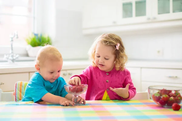 Kind Frühstückt Kind Trinkt Milch Und Isst Müsli Mit Obst — Stockfoto
