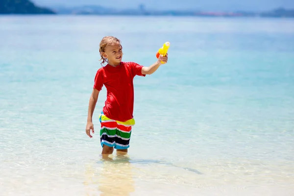 Dziecko Bawiące Się Pistoletem Wodę Wakacje Zabawa Plaży Dzieci Biegają — Zdjęcie stockowe