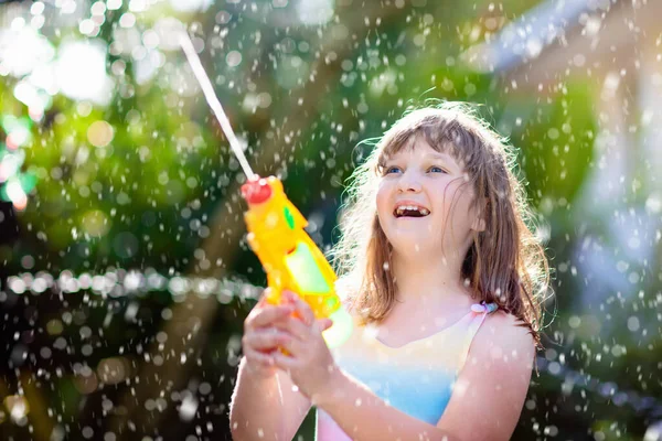 Crianças Brincam Com Brinquedo Pistola Água Jardim Divertimento Exterior Verão — Fotografia de Stock