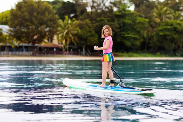 Criança Stand Paddle Board Diversão Água Esporte Praia Para Crianças — Fotografia de Stock