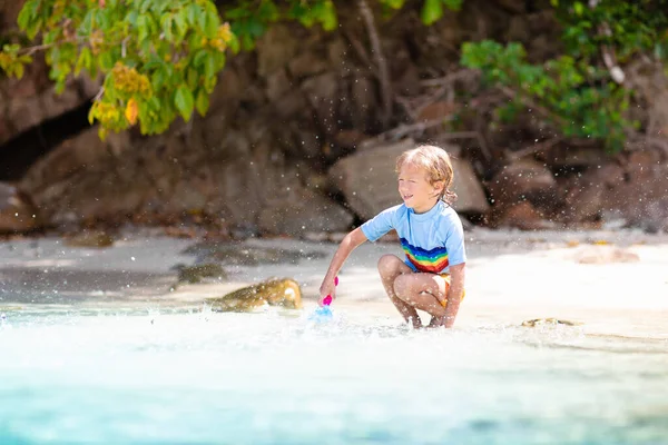 孩子们在热带海滩玩耍 水花得很有趣 小男孩在海浪中飞溅 孩子们在暑假里游泳和玩耍 沙子和水玩具 幼儿防晒 — 图库照片