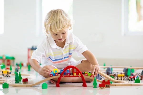 Dzieci Bawią Się Drewnianą Koleją Dziecko Zabawkowym Pociągiem Zabawki Edukacyjne — Zdjęcie stockowe