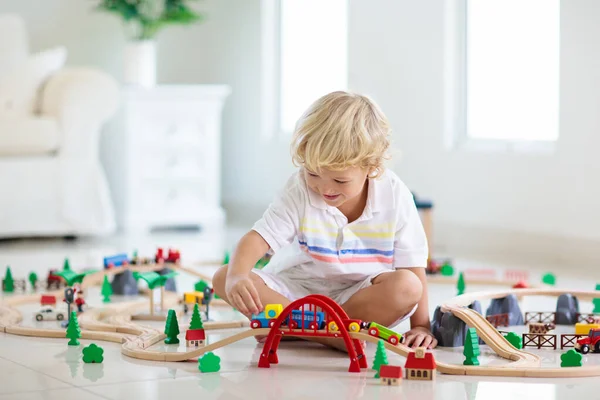 Barn Leker Med Järnvägen Barn Med Leksakståg Leksaker För Små — Stockfoto