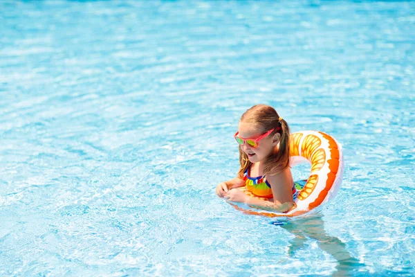 Criança Piscina Flutuando Anel Brinquedo Crianças Nadam Flutuador Amarelo Colorido — Fotografia de Stock