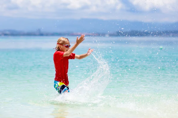 Děti Hrají Tropické Pláži Zábava Vodou Malý Chlapec Cáká Mořských — Stock fotografie