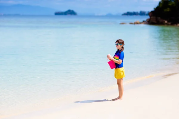 Kinderen Rennen Spelen Het Tropische Strand Kinderen Zwemmen Springen Zee — Stockfoto