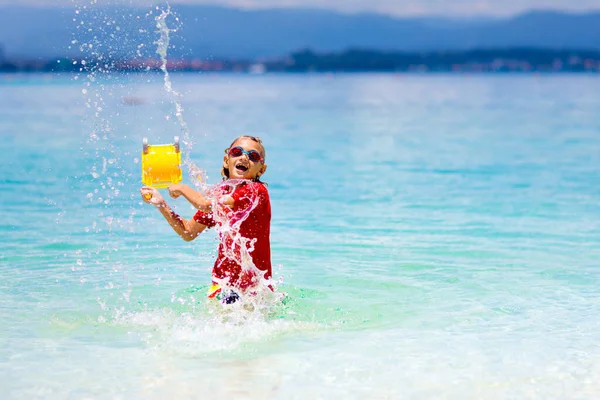 Дети Играют Тропическом Пляже Вода Брызгает Весело Маленький Мальчик Плескается — стоковое фото