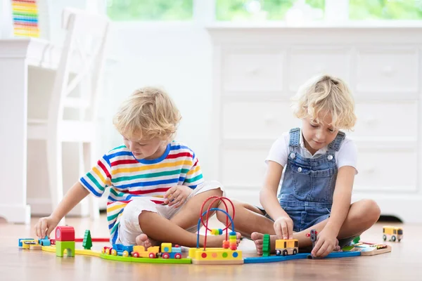 Dzieci Bawią Się Drewnianą Koleją Dziecko Zabawkowym Pociągiem Zabawki Edukacyjne — Zdjęcie stockowe