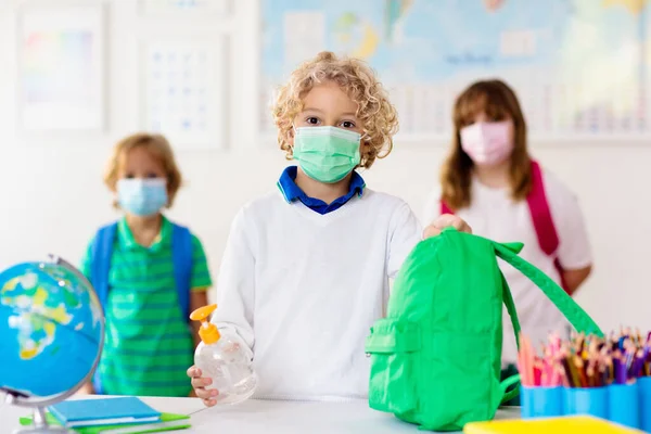 Sınıftaki Çocuklar Dezenfektanlarıyla Maske Takıyor Okulda Sterilize Oluyor Öğrenci Çocuk — Stok fotoğraf